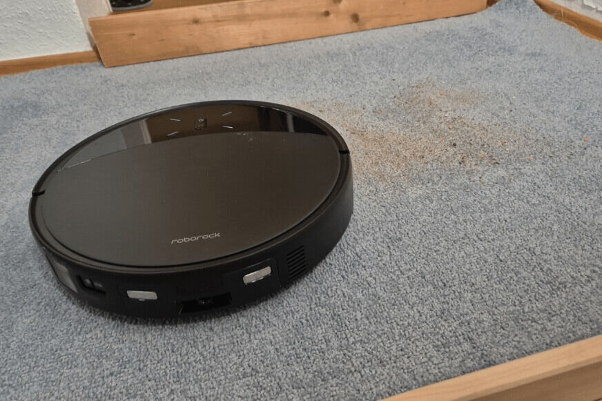 Roborock Saros 10R beim Saugen von feinem Sand auf einem Teppich
